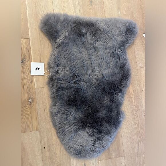 UGG Sheepskin Area Rug, 36" L x 24" W x 1" H, Grey NWT - Picture 1 of 10